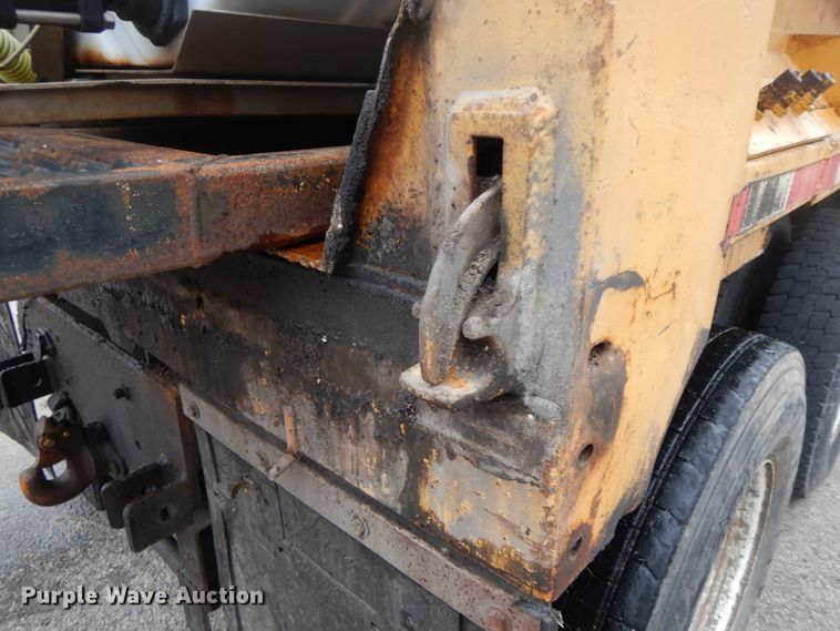 image for item DF6335 2006 International 7400  dump truck