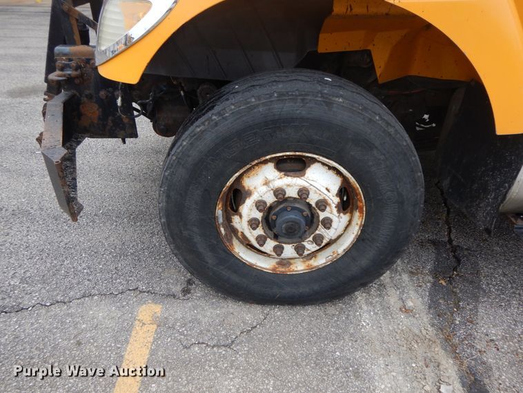 image for item DF6335 2006 International 7400  dump truck