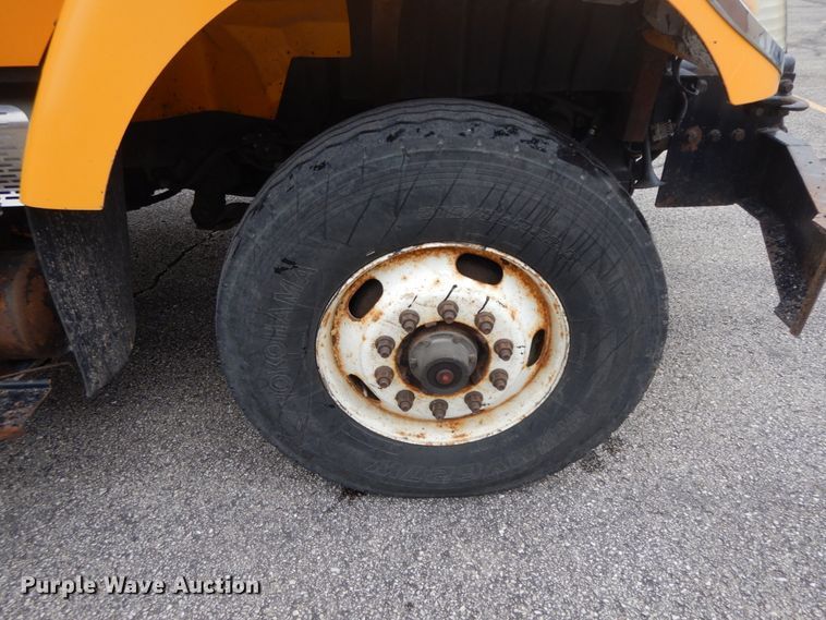 image for item DF6335 2006 International 7400  dump truck