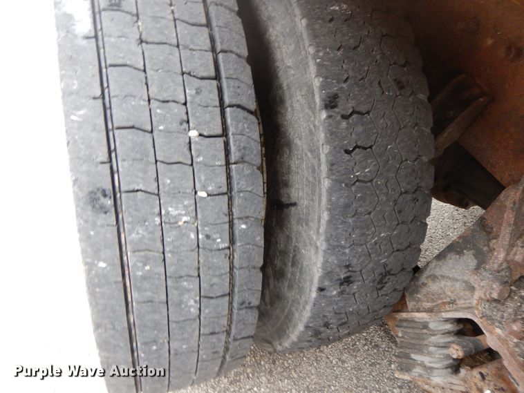 image for item DF6335 2006 International 7400  dump truck