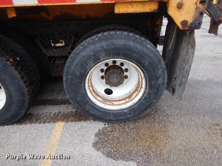 image for item DF6335 2006 International 7400  dump truck