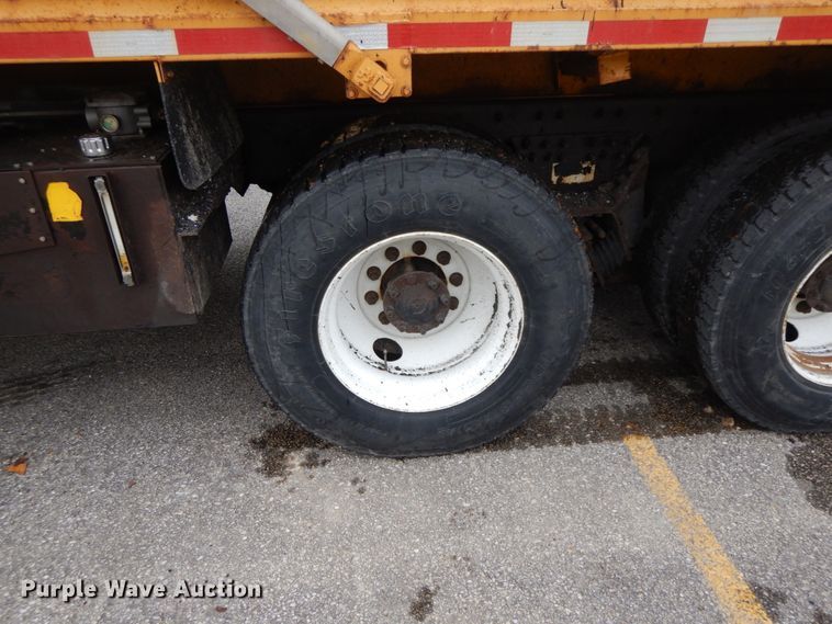 image for item DF6335 2006 International 7400  dump truck