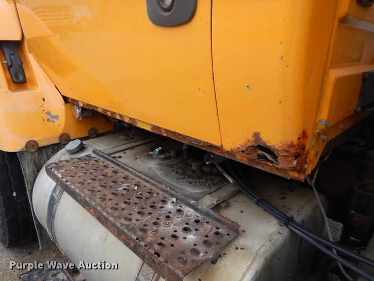 image for item DF6336 2006 International 7400  dump truck