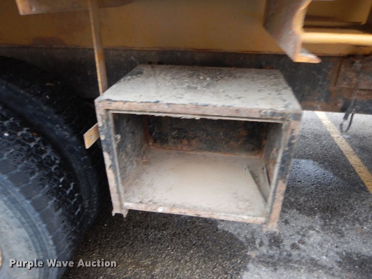 image for item DF6336 2006 International 7400  dump truck