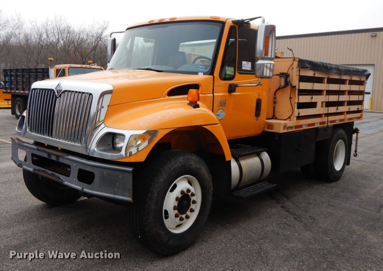 image for item DF6340 2006 International 7400  flatbed truck