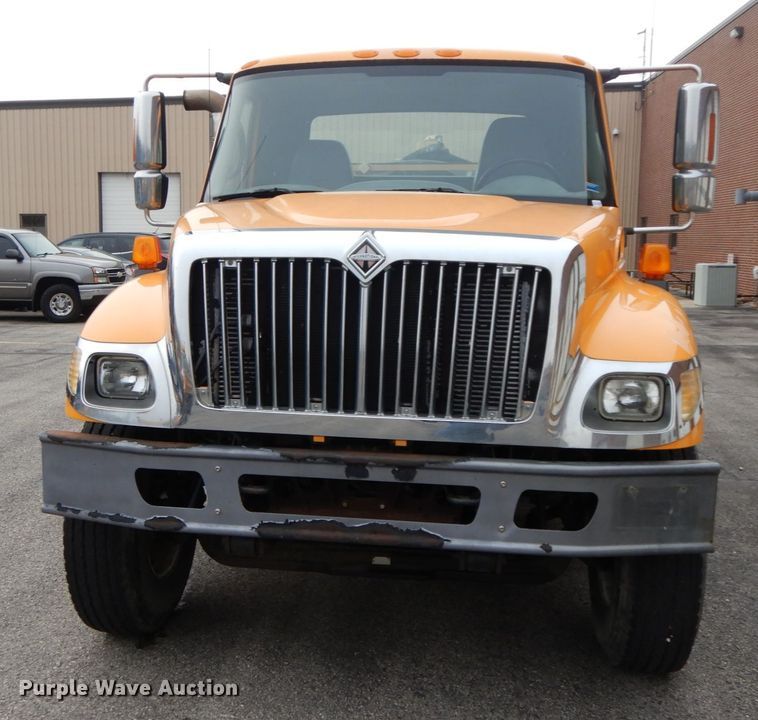 image for item DF6340 2006 International 7400  flatbed truck