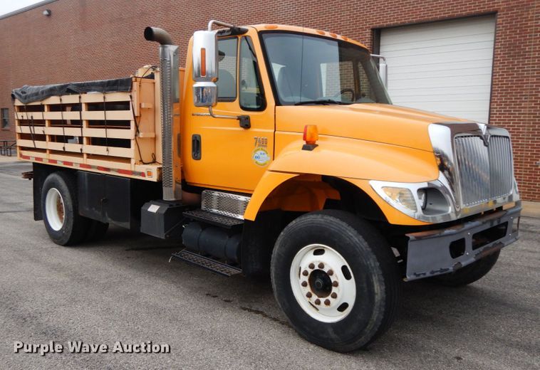 image for item DF6340 2006 International 7400  flatbed truck