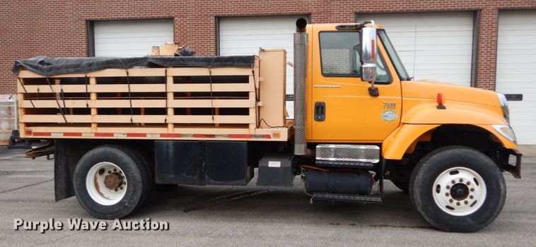 image for item DF6340 2006 International 7400  flatbed truck