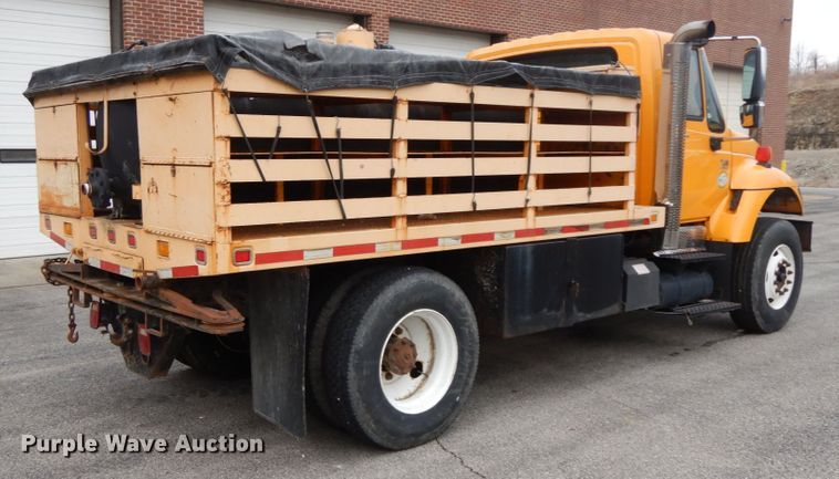 image for item DF6340 2006 International 7400  flatbed truck