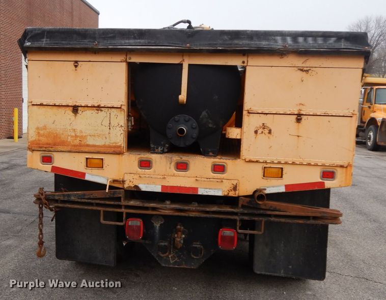 image for item DF6340 2006 International 7400  flatbed truck