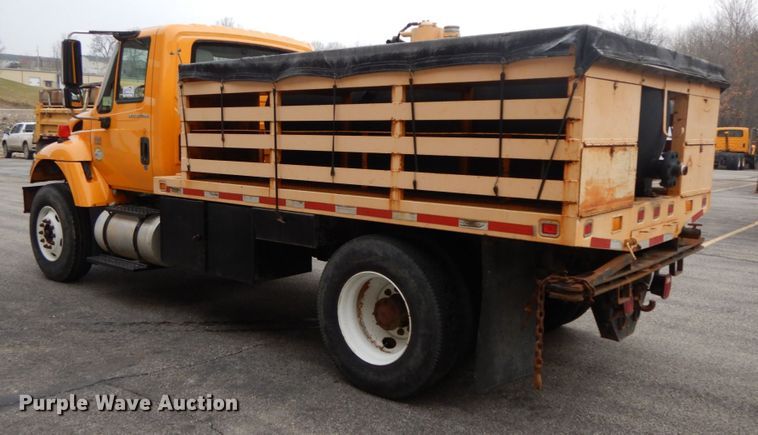 image for item DF6340 2006 International 7400  flatbed truck
