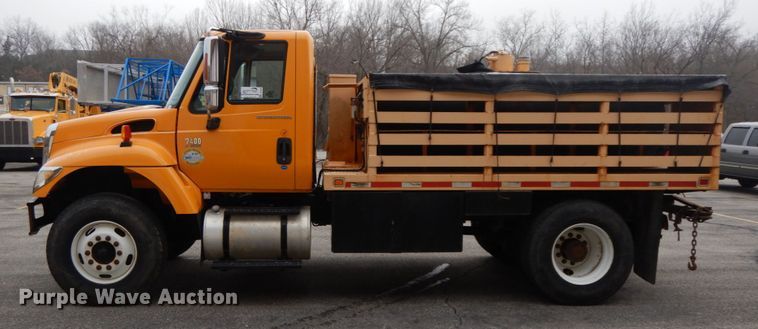 image for item DF6340 2006 International 7400  flatbed truck