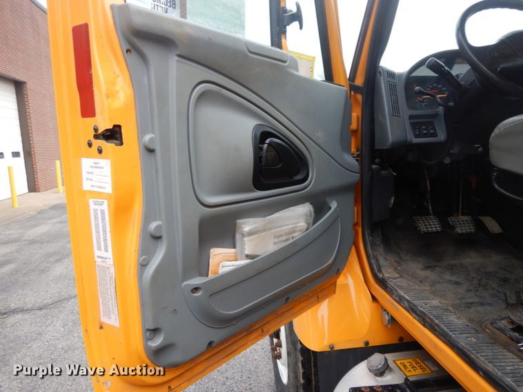 image for item DF6340 2006 International 7400  flatbed truck