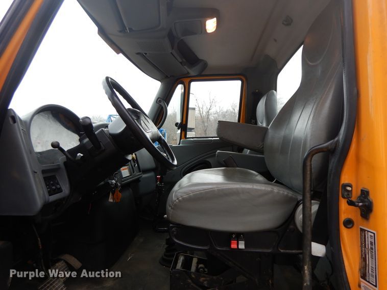 image for item DF6340 2006 International 7400  flatbed truck