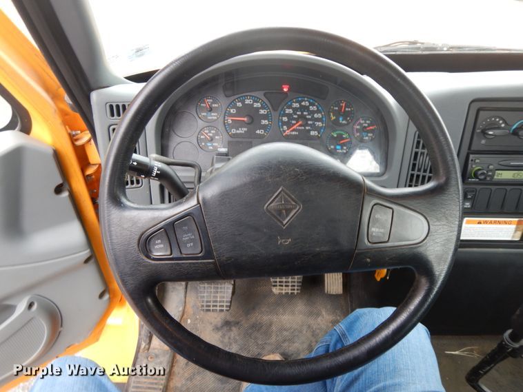 image for item DF6340 2006 International 7400  flatbed truck