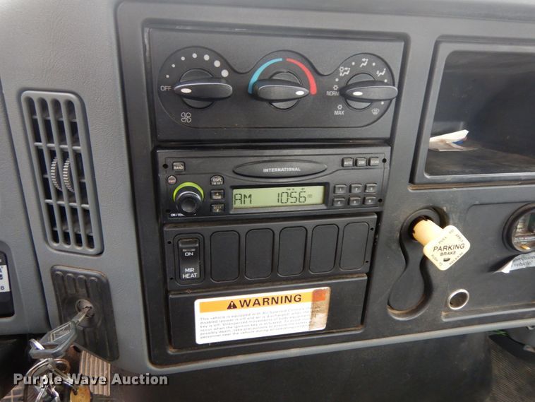 image for item DF6340 2006 International 7400  flatbed truck