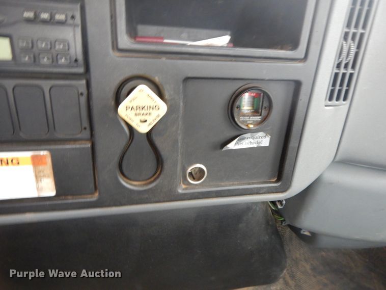 image for item DF6340 2006 International 7400  flatbed truck