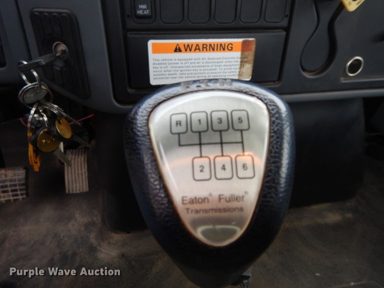 image for item DF6340 2006 International 7400  flatbed truck