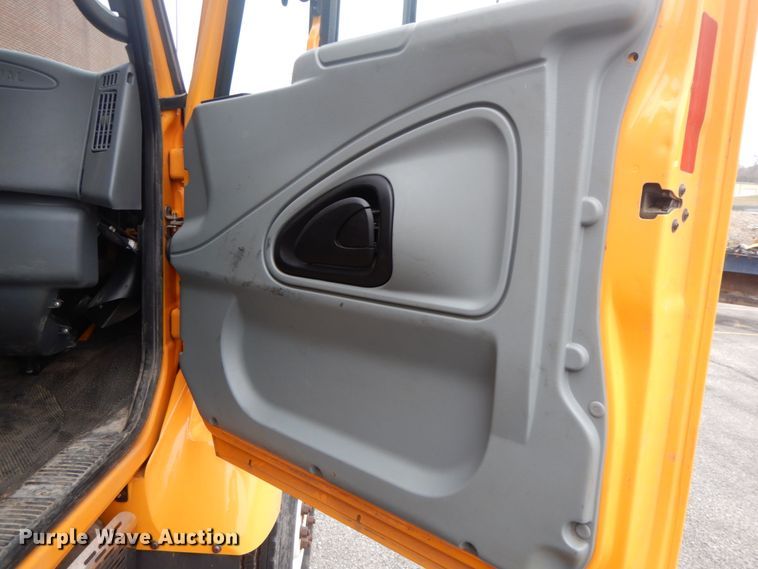 image for item DF6340 2006 International 7400  flatbed truck