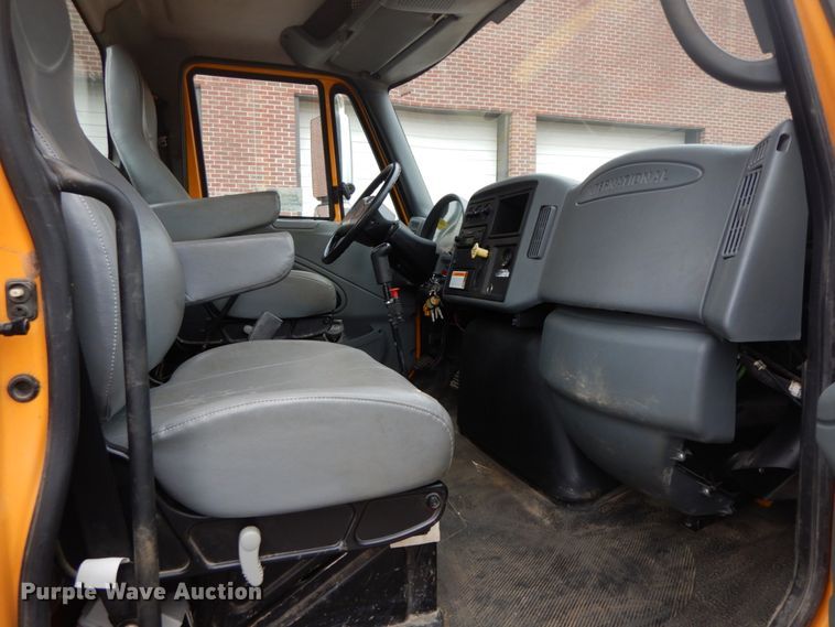 image for item DF6340 2006 International 7400  flatbed truck