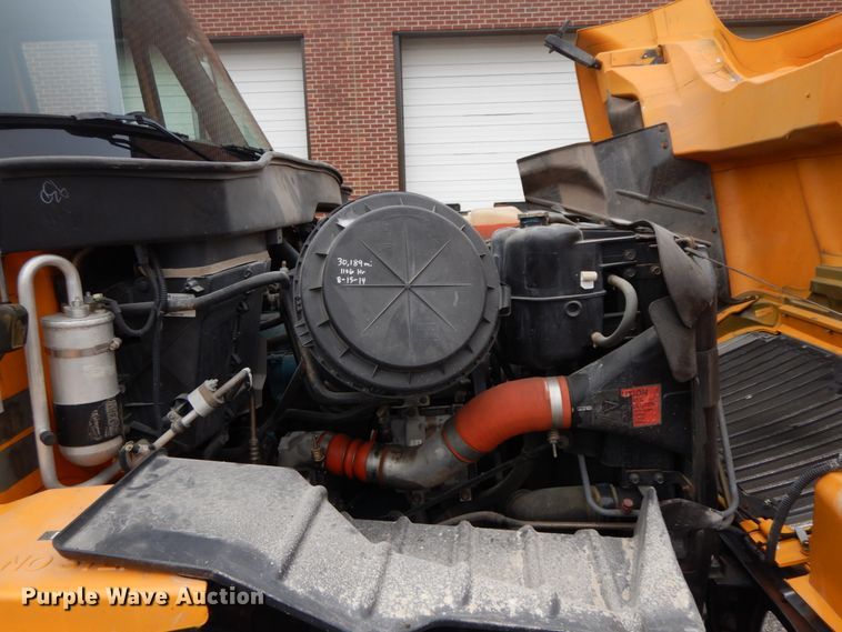 image for item DF6340 2006 International 7400  flatbed truck