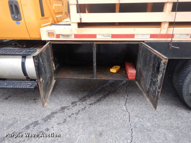 image for item DF6340 2006 International 7400  flatbed truck