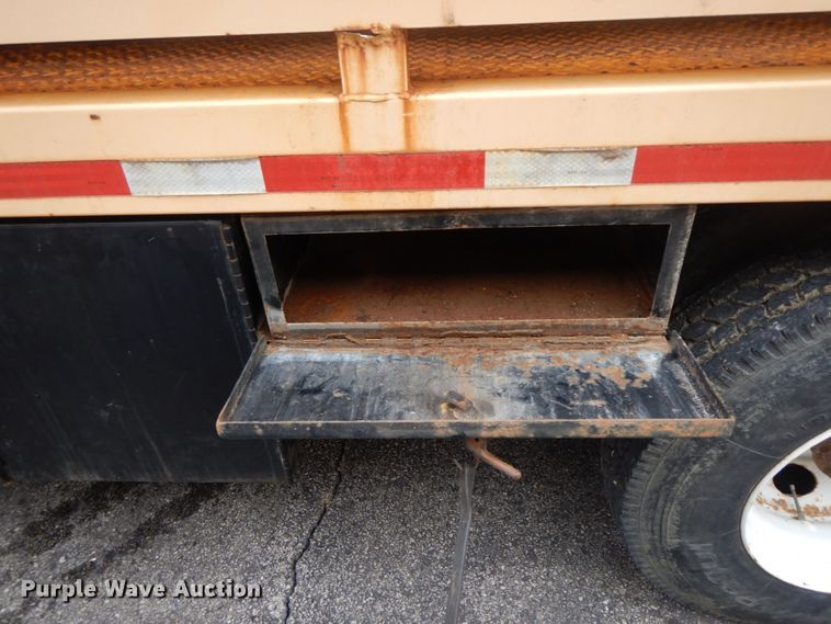 image for item DF6340 2006 International 7400  flatbed truck