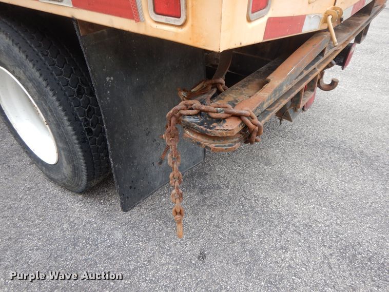 image for item DF6340 2006 International 7400  flatbed truck