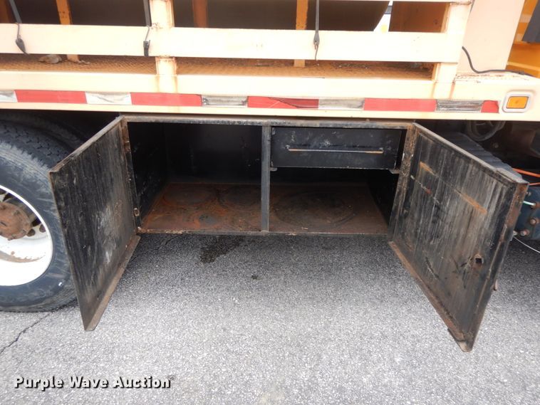 image for item DF6340 2006 International 7400  flatbed truck