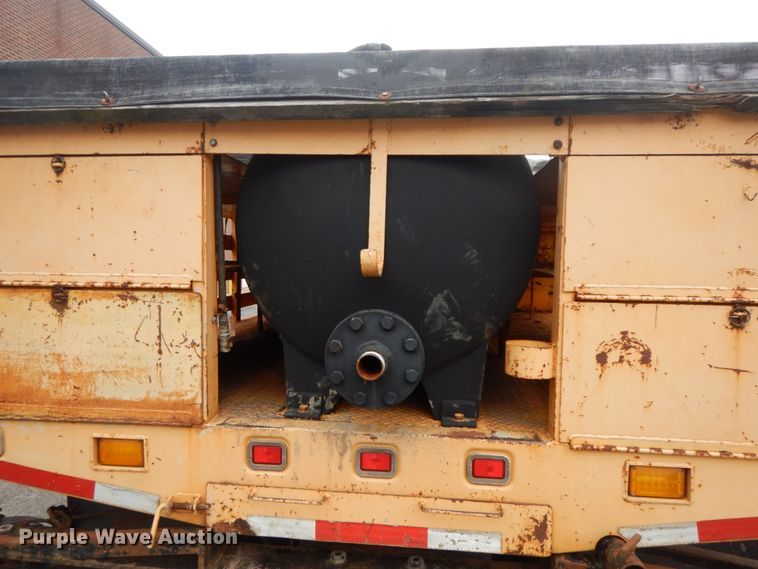 image for item DF6340 2006 International 7400  flatbed truck