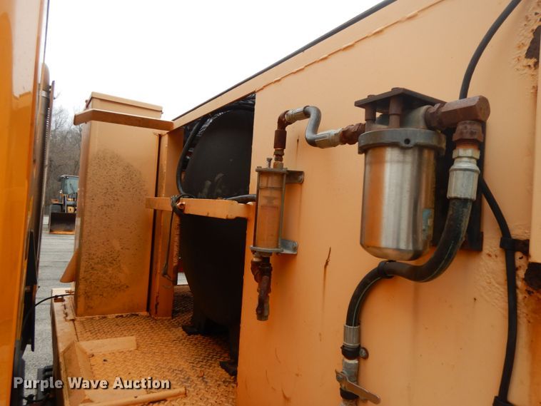 image for item DF6340 2006 International 7400  flatbed truck