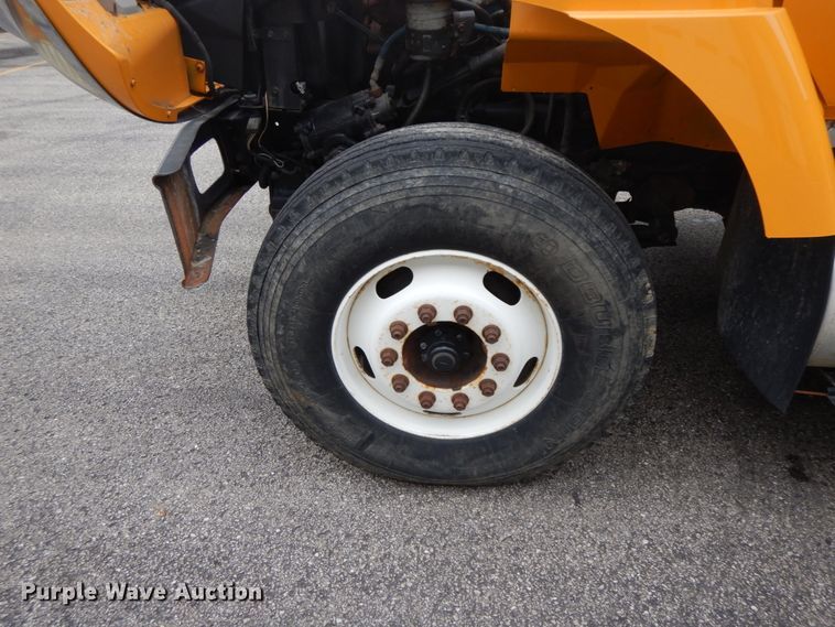 image for item DF6340 2006 International 7400  flatbed truck