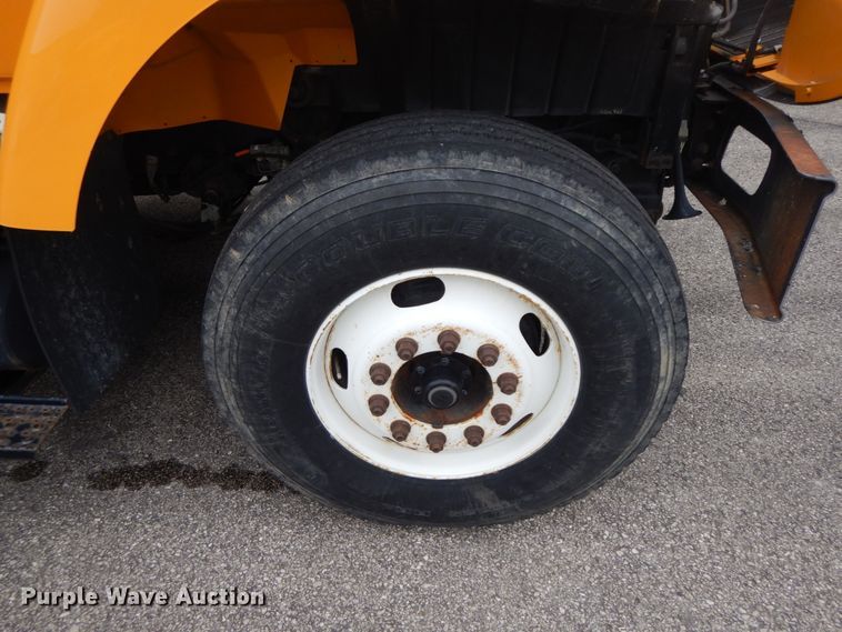 image for item DF6340 2006 International 7400  flatbed truck