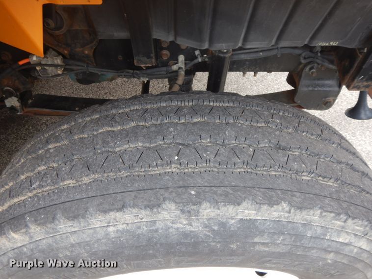 image for item DF6340 2006 International 7400  flatbed truck