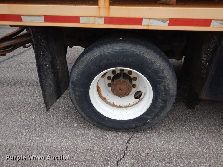 image for item DF6340 2006 International 7400  flatbed truck