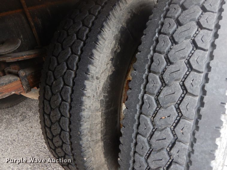 image for item DF6340 2006 International 7400  flatbed truck