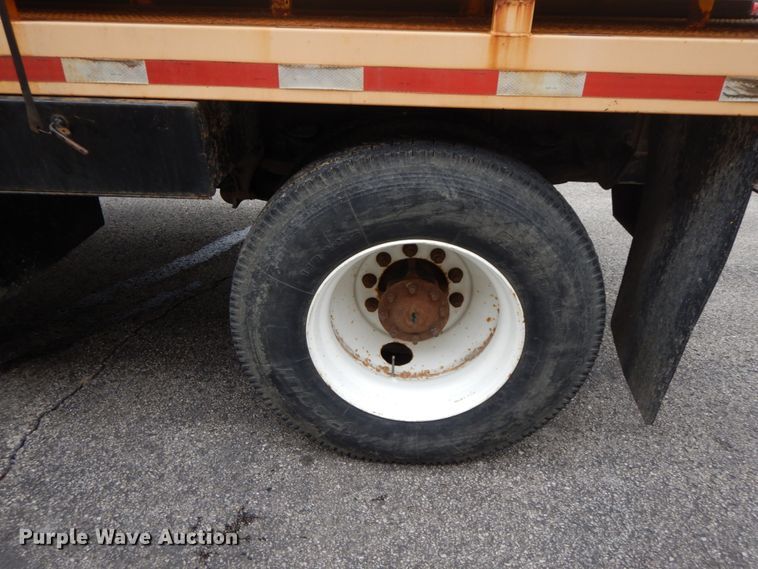 image for item DF6340 2006 International 7400  flatbed truck