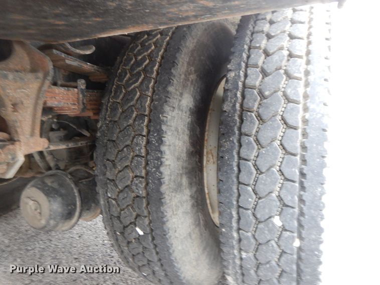 image for item DF6340 2006 International 7400  flatbed truck