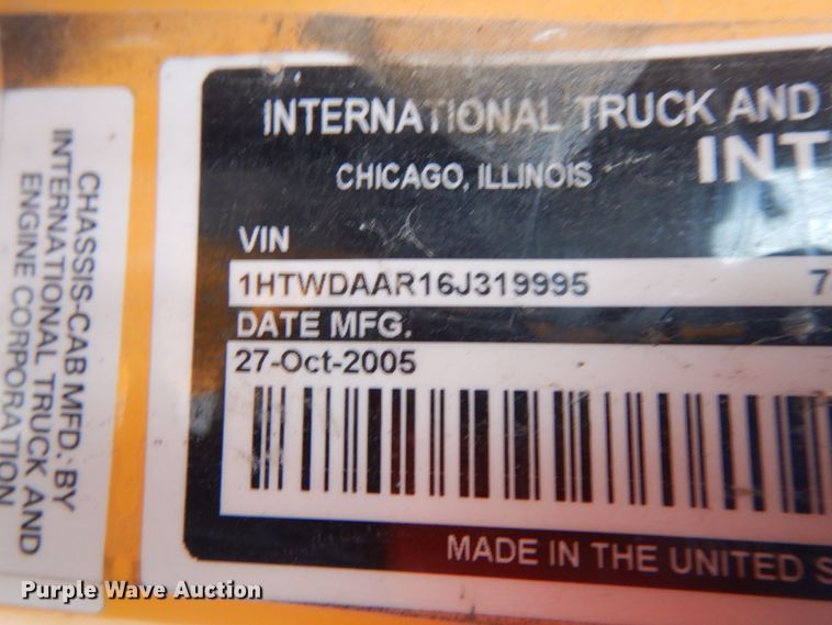 image for item DF6340 2006 International 7400  flatbed truck