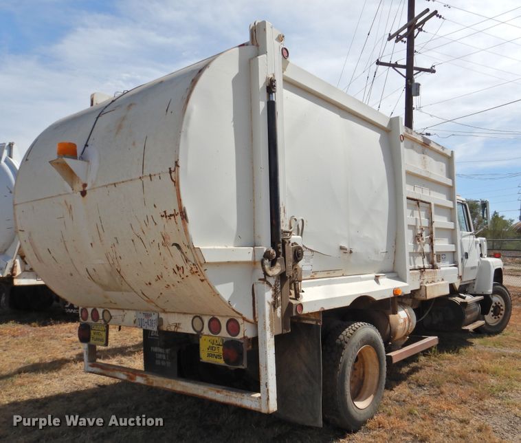 image for item DG1482 1995 Ford L8000  refuse truck