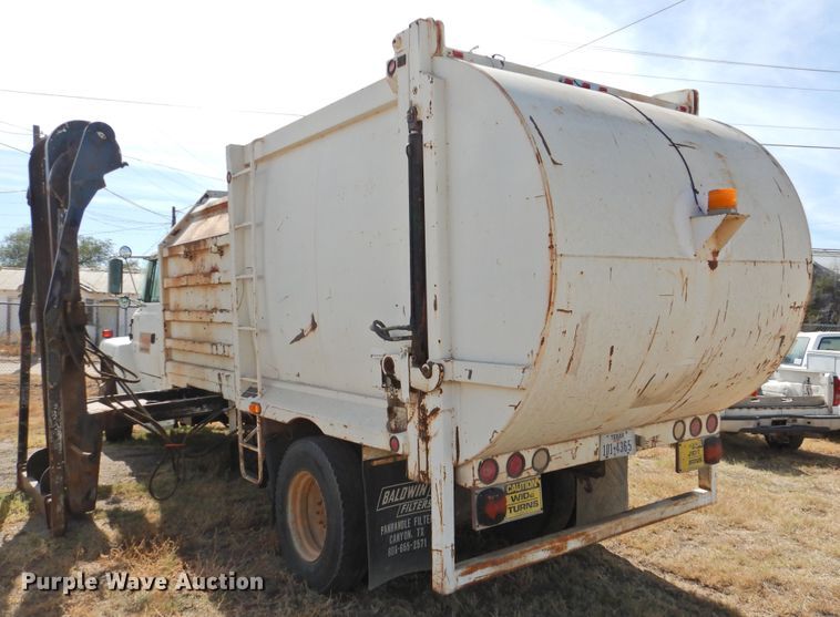 image for item DG1482 1995 Ford L8000  refuse truck