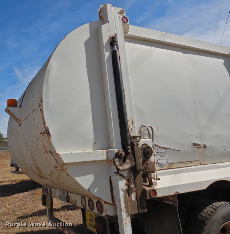 image for item DG1482 1995 Ford L8000  refuse truck