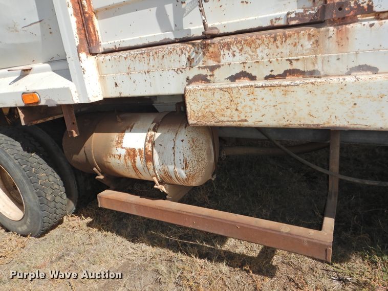 image for item DG1482 1995 Ford L8000  refuse truck