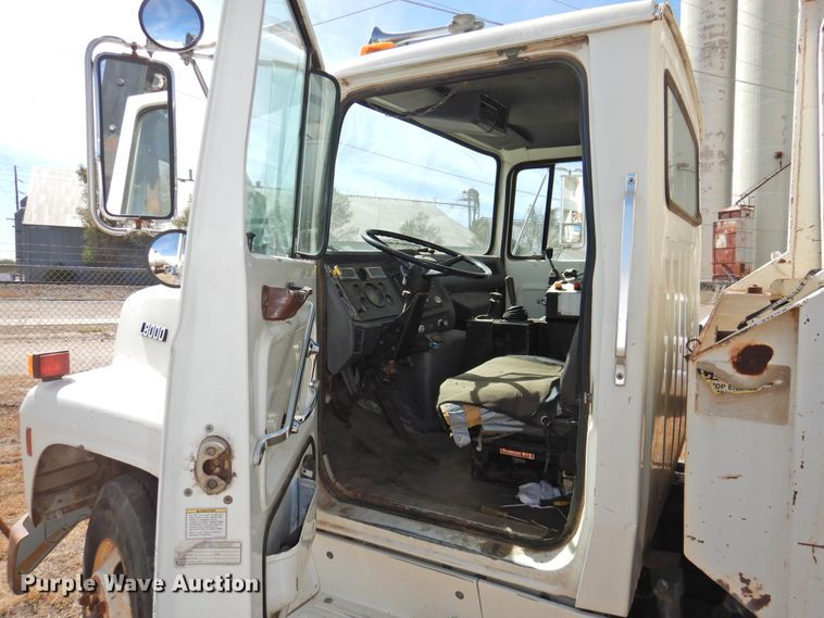 image for item DG1482 1995 Ford L8000  refuse truck