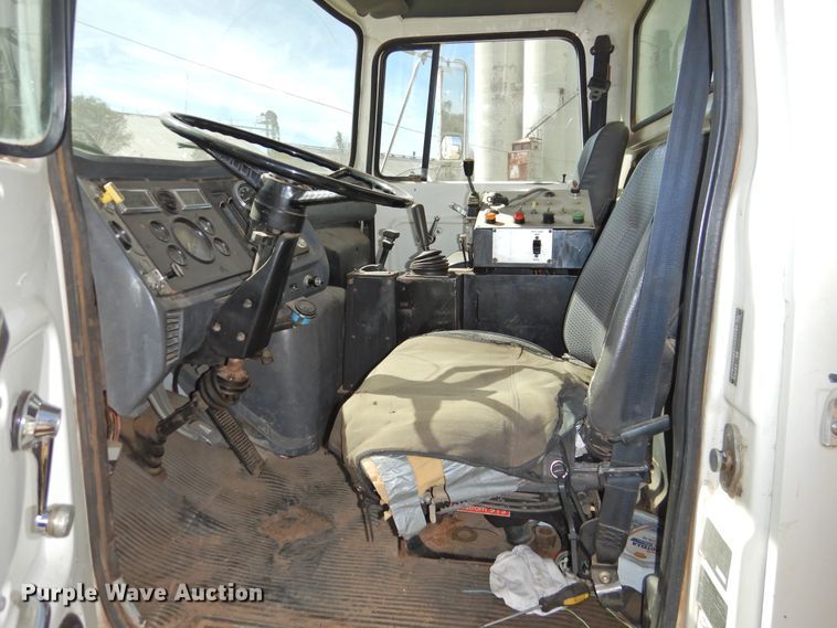 image for item DG1482 1995 Ford L8000  refuse truck