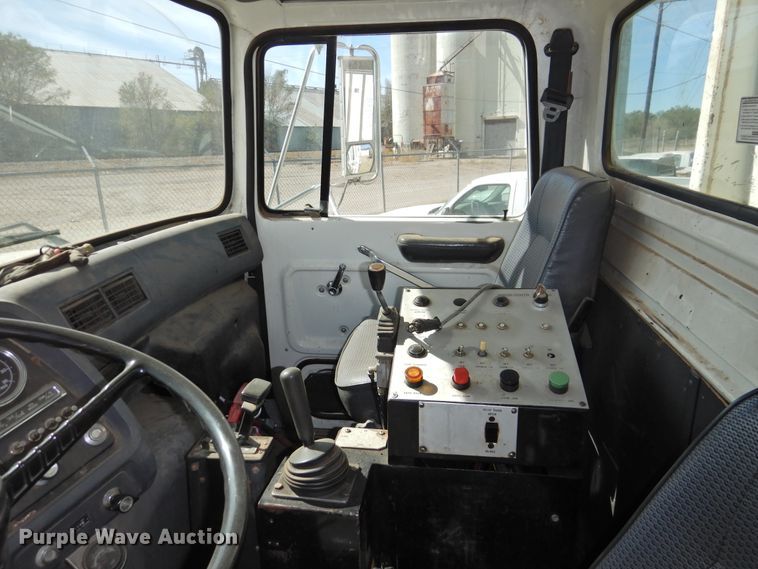 image for item DG1482 1995 Ford L8000  refuse truck