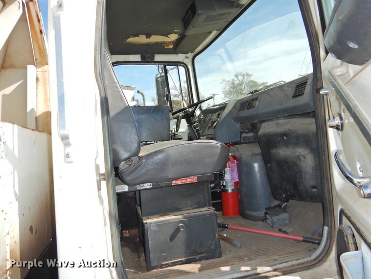 image for item DG1482 1995 Ford L8000  refuse truck