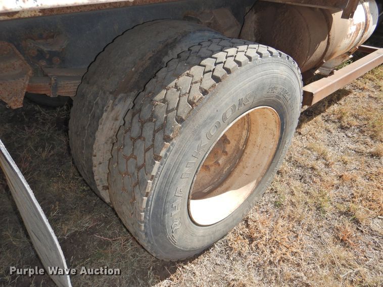 image for item DG1482 1995 Ford L8000  refuse truck