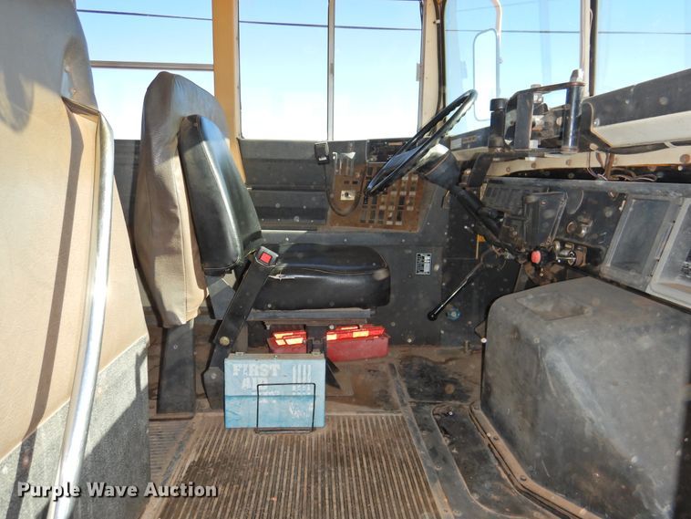 image for item DG1588 1992 International 3800  school bus