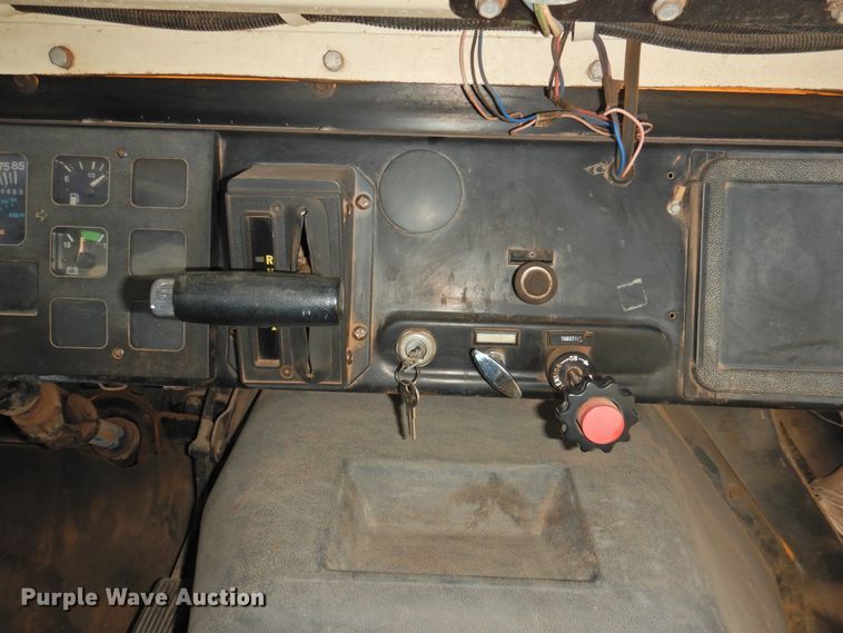 image for item DG1588 1992 International 3800  school bus